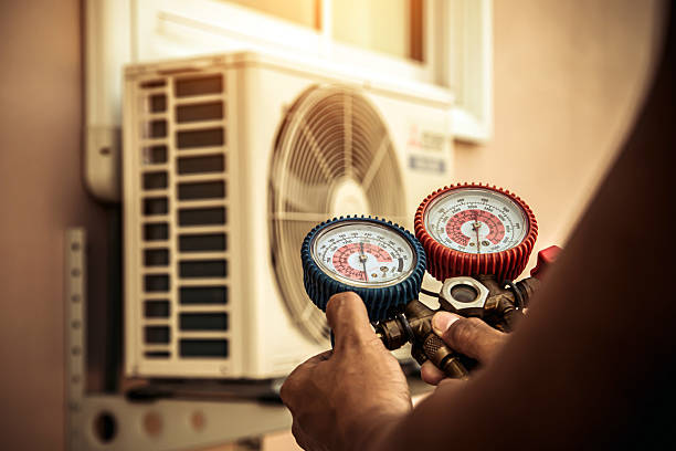 Professional Hvac technician working in Oakland, MO